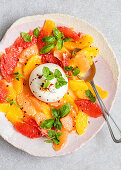 Grapefruit-Orangen-Salat mit Burrata und Nuoc Mam Cham-Dressing