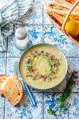 Weiße Spargelcremesuppe mit Schnittlauchblüten