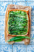 Puff pastry tart with wild garlic filling and asparagus