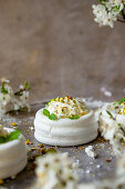 Meringues with pistachio cream