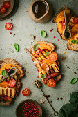 Röstbrot mit gegrilltem Halloumi, Tomate und Pfirsich