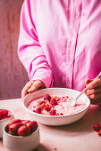 Körniger Frischkäse mit Erdbeeren und Himbeeren