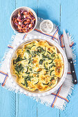 Spinat-Cheddar-Quiche mit Salat