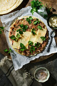 Tortilla-Rolle mit Hackfleisch, Käse und scharfer Mayonnaise