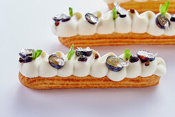 Éclair with cream and blueberries