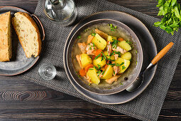 Lachs-Fischsuppe mit Kartoffeln und Möhren