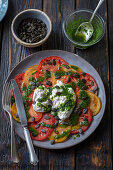 Tomatensalat mit Burrata und Petersilienpesto