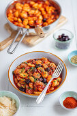 Gnocchi mit Tomatensauce, Zucchini und Oliven