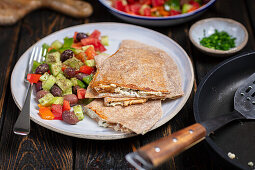 Vollkorn-Quesadilla mit Huhn und Feta