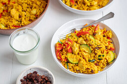 Chicken Biryani mit Gemüse, Rosinen und Joghurt