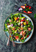 Grüner Spargelsalat mit Beeren, Schafskäse und Walnüssen