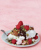 Rocky Road Pavlova mit Himbeeren und Pistazien