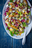 Birnen-Gorgonzola-Salat mit Nüssen und Trockenfrüchten