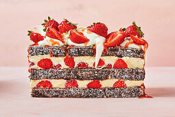 Lamington-Pudding-Schnitten mit Erdbeeren und Sahne