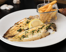 Gegrillte Seezunge mit Pommes Frites