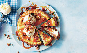 Pecan Pie Cheesecake mit sticky Rumsauce