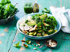 Green Bowl mit Grünkohl, Avocado, Nüssen und Mandeln