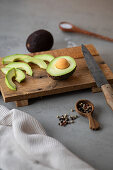 Geschnittene Avocado mit Pfefferkörnern