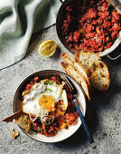 Shakshuka mit Spiegelei und geröstetem Brot