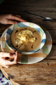 Fenchelcremesuppe mit handgemachten Räucherlachs-Ravioli