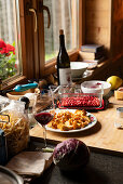 Ein herbstliches Abendessen mit Wein vorbereiten