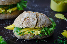 Rye roll with mango-curry spread, salad and cucumber