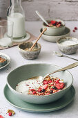 Müsli mit Joghurt, Trockenfrüchten und Honig