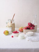 Ingredients for overnight oats: rolled oats, yoghurt, milk and fresh fruit