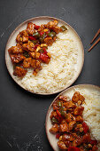 Kung Pao-Huhn mit Reis, Erdnüssen und Gemüse