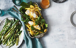 Gegrillte Bohnen und Spargel mit weißem Fisch