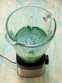 Spirulina-Algen-Smoothie im Mixer