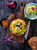 Vollkornbrötchen mit Curry-Farmersalat und Weintrauben