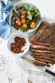 Flanksteak mit Pfeffer-Orangen-Rub an Rucola-Kirsch-Salat