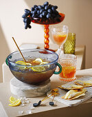 Ägäischer Weinpunsch mit Zitronenscheiben und Crushed Ice