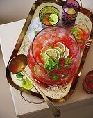 Würziger Wassermelonen-Cocktail mit Limettenscheiben und Koriander