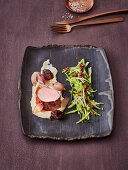 Schweinelende im Tiroler Speck mit Selleriecreme und Selleriesalat