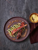 Spareribs mit Käse-Kartoffel-Püreeund Pinienkern-Butter-Bohnen