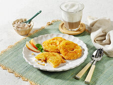 Apfel-Beignets mit Zimtzucker