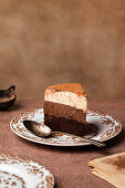 Dreifarbige Schokoladenmousse-Torte
