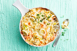 Pasta gratin with smoked salmon and leeks