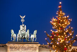 Weihnachtsbaum vorm Brandenburger Tor, Berlin, Deutschland