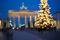 Weihnachtsbaum vorm Brandenburger Tor, Berlin, Deutschland