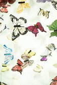 Blick von unten auf mehrere bunte Schmetterlinge aus Papier