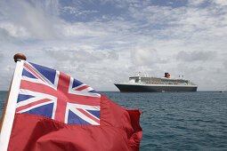 Queen Mary 2, Tide an anchor, St. Maarten, Queen Mary 2, QM2 Vor Anker liegend vor der Küste von St.Maarten in der Karibik.