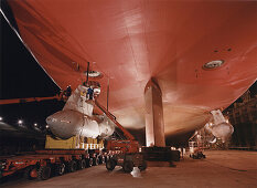 Montage der Motorgondeln. Schraube und Motor in einem Bauteil, Queen Mary 2, Werft in Saint-Nazaire, Frankreich, Buch Seite 40/41