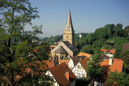 Fachwerkhäuser und Kirche im Sonnenlicht, Warburg, Nordrhein-Westfalen, Deutschland