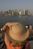 Queen Mary 2, Put out from Manhattan, Queen Mary 2, QM2 Auslaufen am Abend aus New York, Blick vom Heck auf Manhattan.