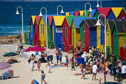 Bunte Badehäuser am Strand im Sonnenlicht, Fishhoek, Kapstadt, Südafrika, Afrika