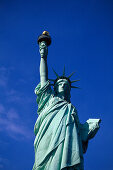 Freiheitsstatue unter blauem Himmel, Manhattan, New York City, USA, Amerika