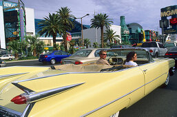 Ein Paar in einem Cadillac auf dem Las Vegas Boulevard, Las Vegas, Nevada, USA, Amerika